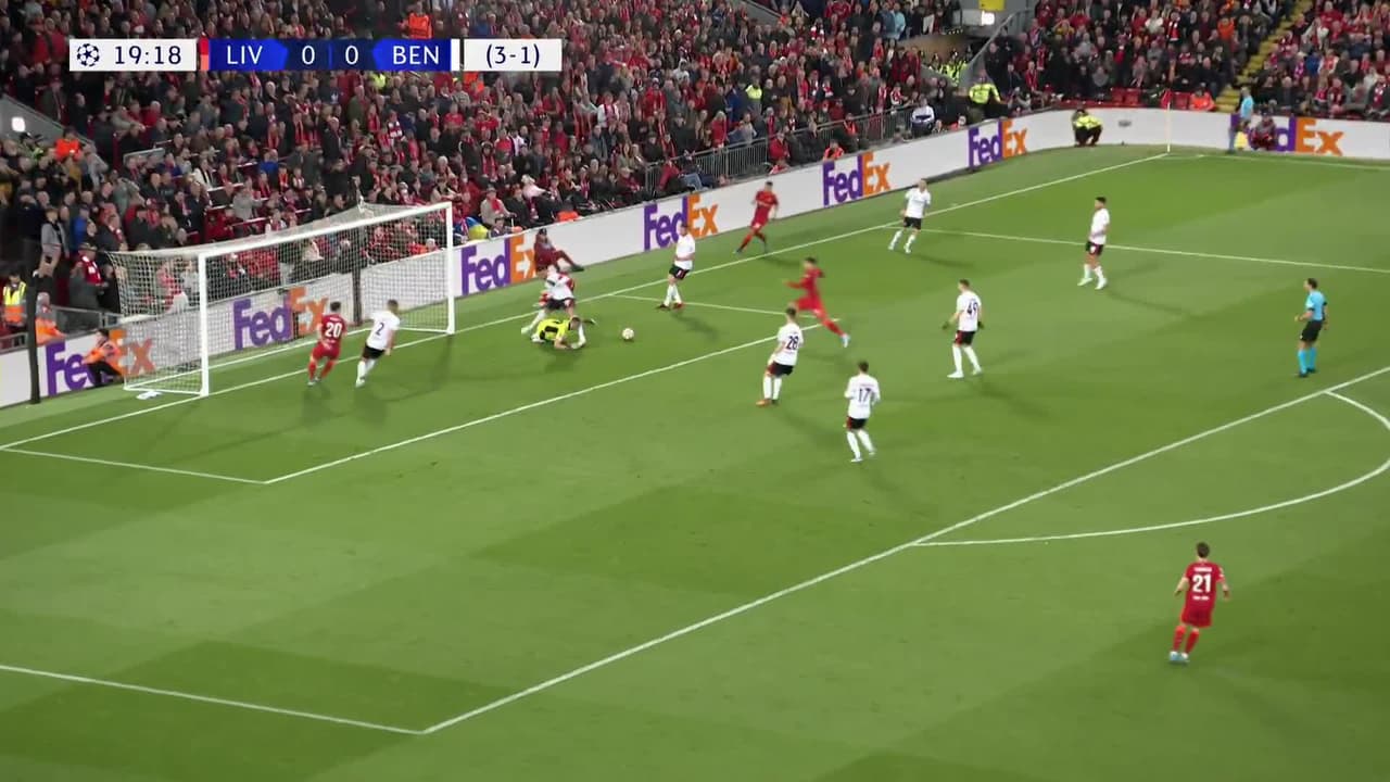 ¡TIRO ATAJADO! disparo por James Milner.