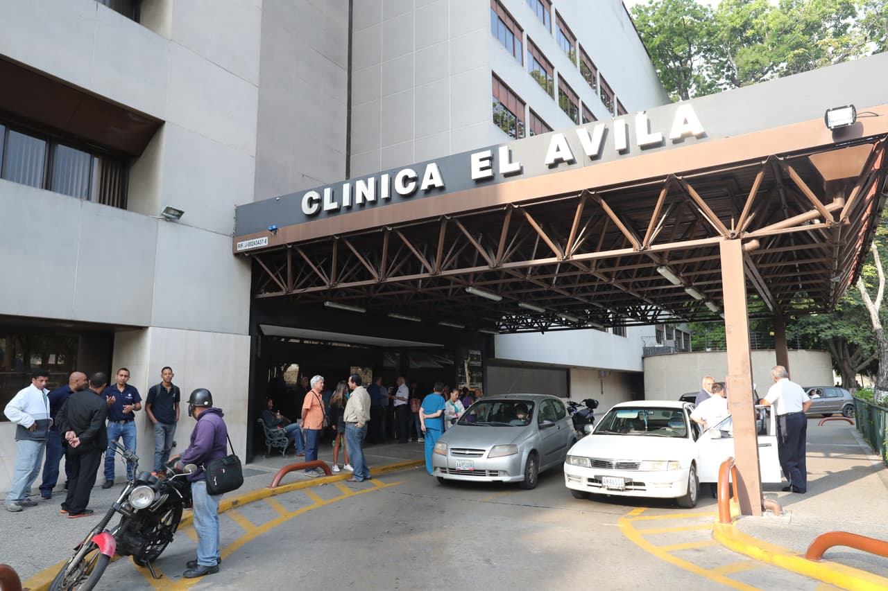 En la maternidad de la Clínica Ávila, un hospital privado en el este de Caracas, las madres lloraban mientras enfermeras con velas monitoreaban los signos vitales de bebés prematuros en incubadoras cuando se apagaron los generadores de respaldo.