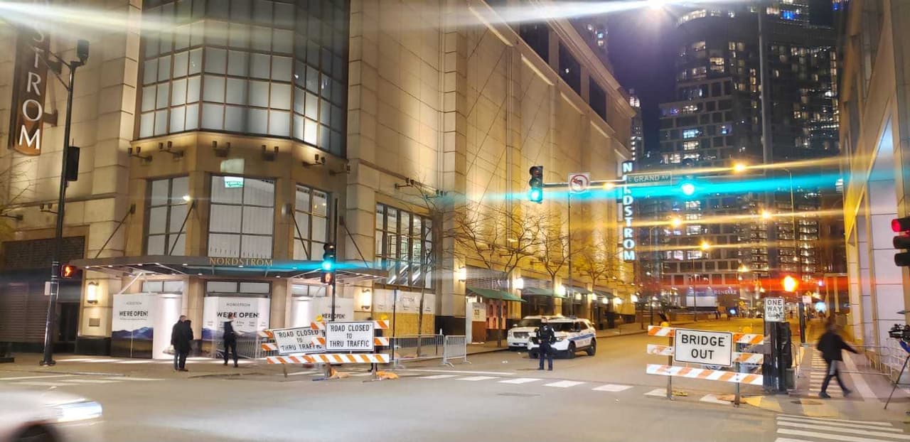 Por su parte, la unidad marina de la policía de Chicago estuvo patrullando la zona alrededor de las 5 de la tarde y también se vio una unidad de policías con caballos en la avenida Michigan.