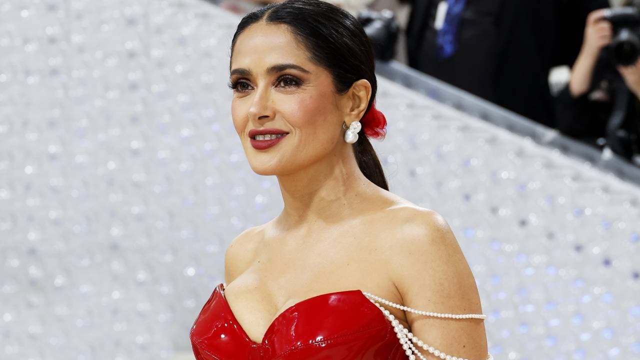 Salma Hayek luce espectacular al celebrar 25 millones de seguidores