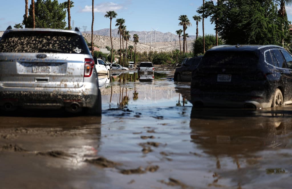 En algunas calles de Cathedral City, las labores de limpieza avanzaron este martes 22 de agosto.