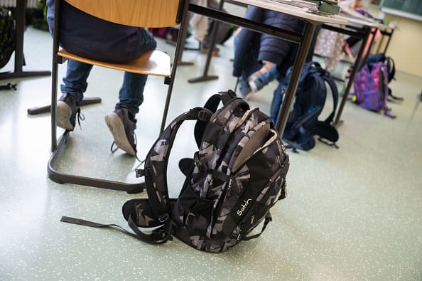 Y tienen dos opciones: recibir clases diarias en la escuela o recibir las clases de forma remota.