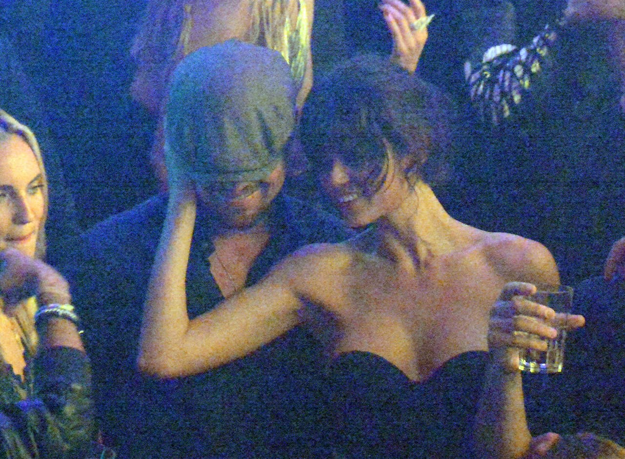 Se trata de la modelo Georgie Fowler, quien simplemente se "dejaba querer" por el actor.