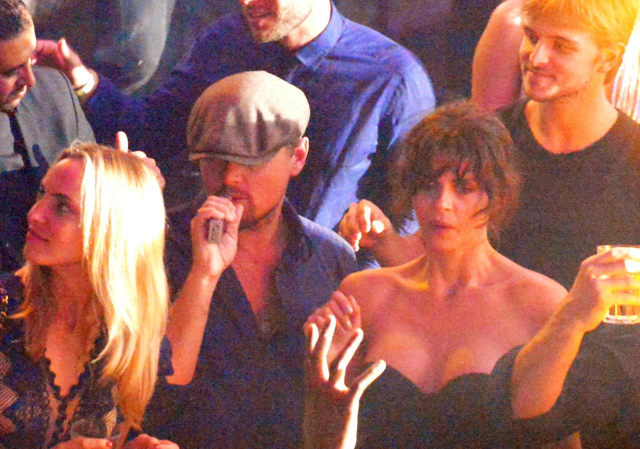 En el club Gotha de Cannes también lo acompañaba su amigo Tobey Maguire.