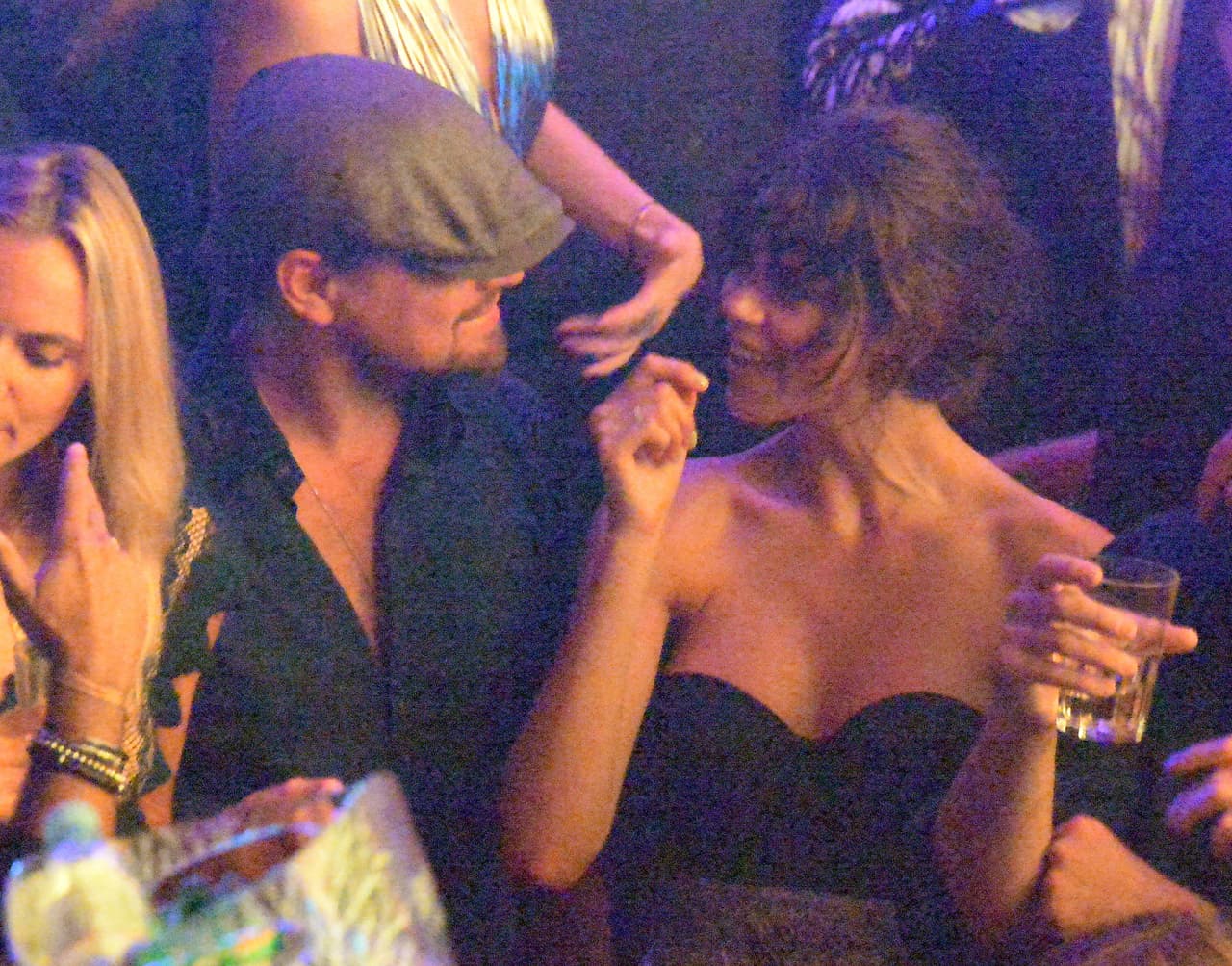 Fue visto en un club en Cannes intentando pasarla de "incógnito" con esta chica.