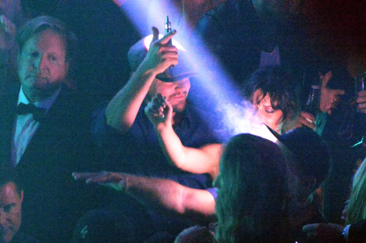 Con su cigarrillo eléctrico, se puso a bailar con su nueva amiguita.