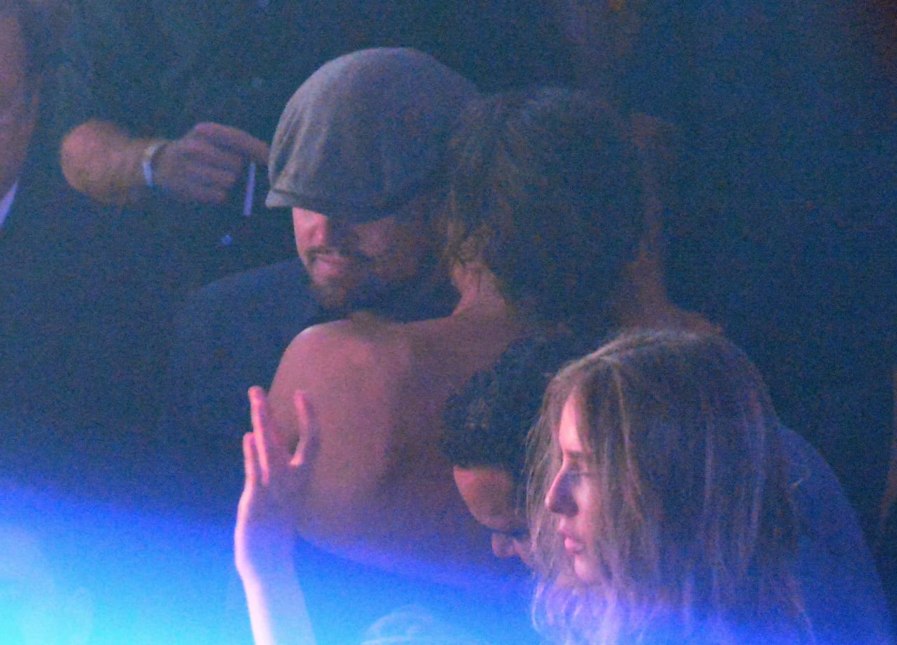 Estuvieron muy juntitos y se hablaban al oído.