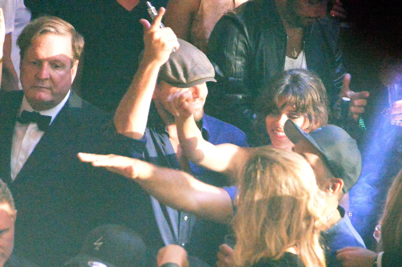 Sabíamos que a Leo le gustaban puras rubias... ¡por fin rompió su patrón!