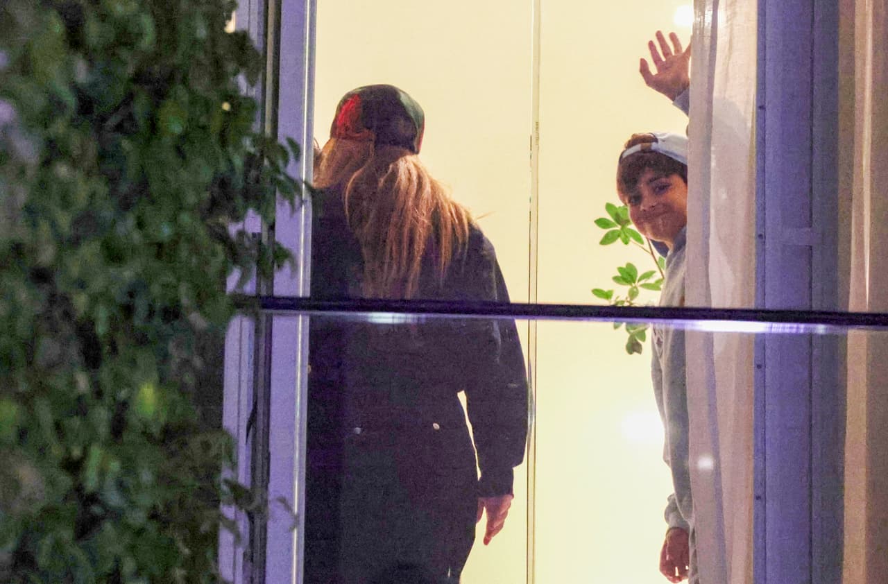 El pequeño se despidió del gentío aglomerado a las afueras de su casa.
<br>