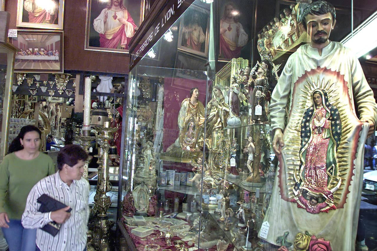 Otro hecho sorprendente que ha sobrevivido el lienzo de la Virgen es hasta un acto terrorista. El 14 de noviembre de 1921, a las 10:30 de la mañana, un hombre lllamado Luciano Pérez Carpio subió al altar y colocó a los pies de la Virgen de Guadalupe un enorme ramo de flores en el que escondía ni más ni menos que una fatal bomba.