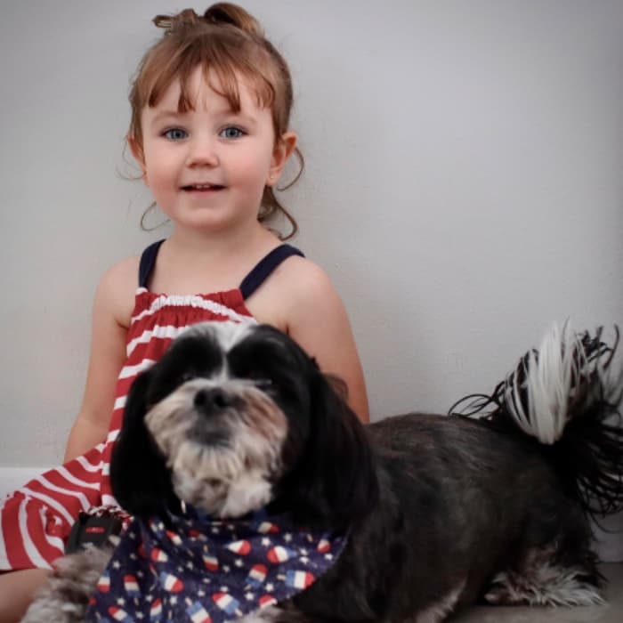 "Mi bebé más Chiquita con mi bebe más grande, ella lo adora y él es el perro más dulce bueno y cariñoso": Karen Bravo.