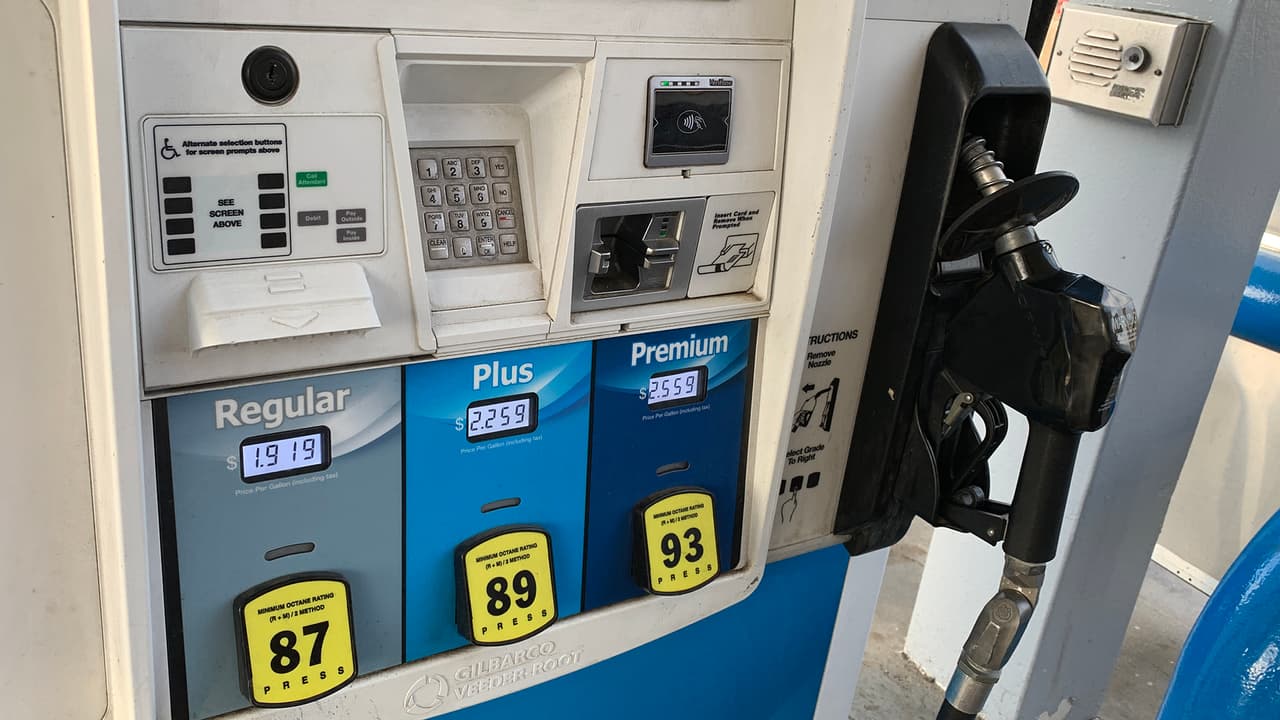 “Va a caer el precio del petróleo por la reducción tan masiva en el uso de energía en el mundo por el coronavirus, el cierre de fronteras, y la paralización de vuelos”, resaltó Yañez, experto en economía.