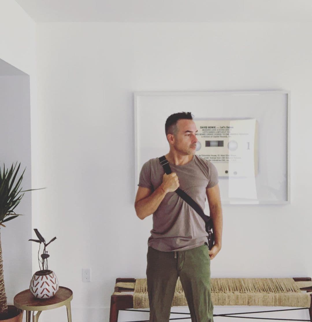 Carlitos compartió esta minimalista fotografía en el recibidor de su hogar junto a una frase del escritor Julio Cortázar.