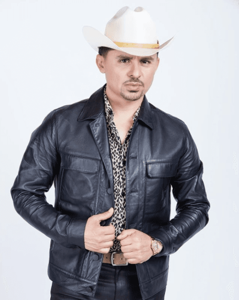El cantante de regional mexicano, ha dado mucho de qué hablar, pues no tiene ningún tipo de censura al momento de responderles a sus seguidores y muchas veces se ha pasado de grosero.
<br>