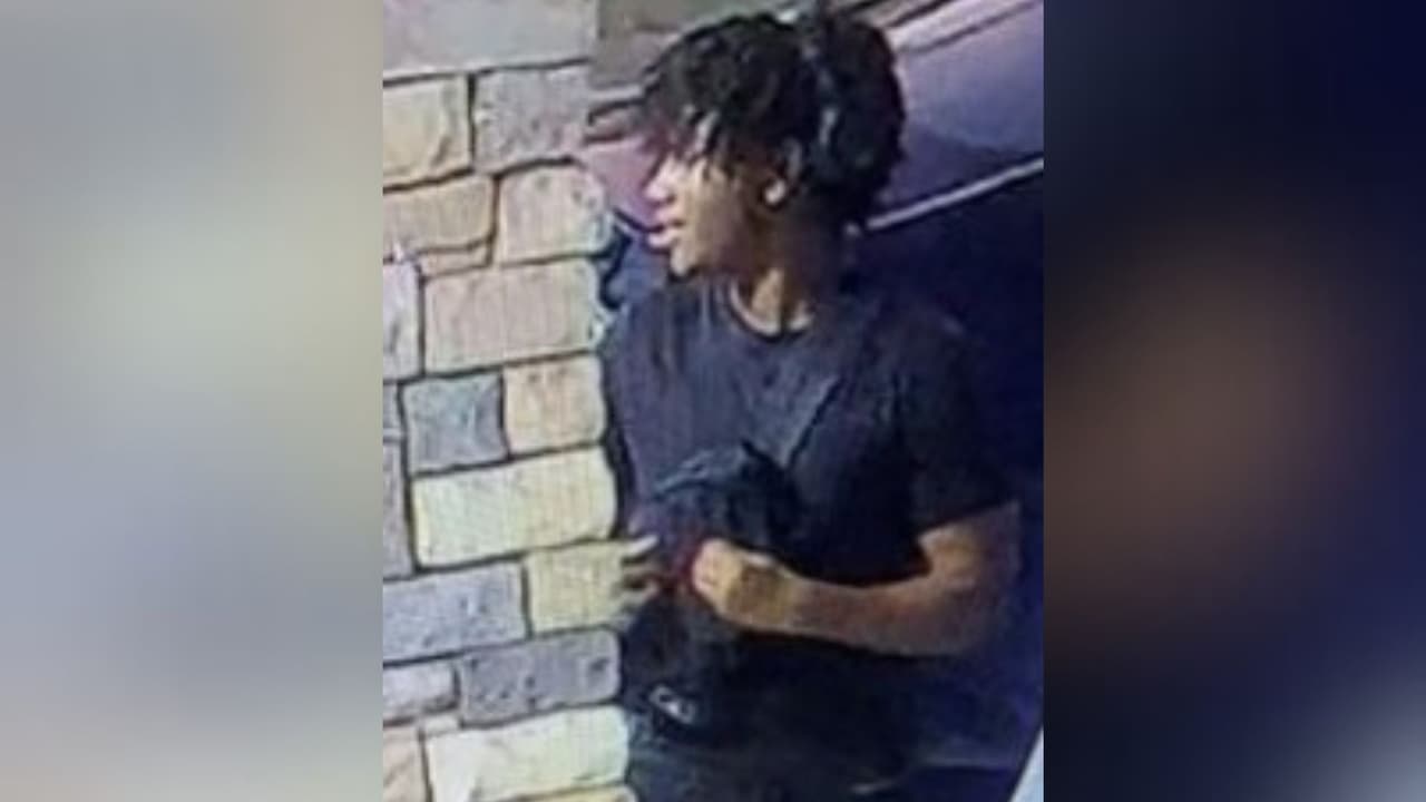 El otro sospechoso sigue prófugo. Esta es una imagen de él.