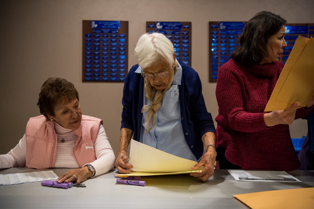 La pandemia ha aumentado el debate y la pelea legal sobre 
<a href="https://www.univision.com/local/houston-kxln/elecciones-estados-unidos-2020/texas-se-prepara-para-celebrar-elecciones-en-medio-nuevos-records-de-casos-de-coronavirus">el voto por correo</a> en Texas, el segundo estado con más votos en el Colegio Electoral después de California, y uno de los once en todo el país que restringe el acceso a esta opción. En Texas, solo los mayores de 65 años, quienes estén en la cárcel o fuera de su condado, o quienes sufran de alguna condición médica pueden pedir esta opción.
