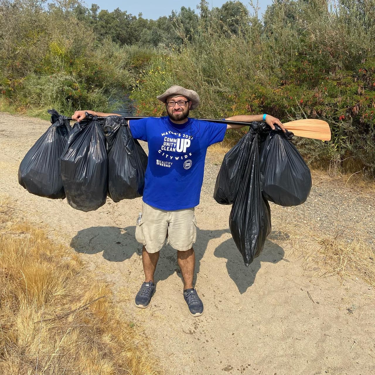 Un equipo de trabajo fue destinado a la ribera del río San Joaquín, donde se acumulan desperdicios.