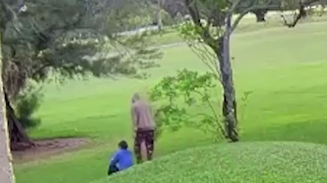 Revelan llamada al 911 de mujer atacada por un hombre en un campo de golf en Weston
