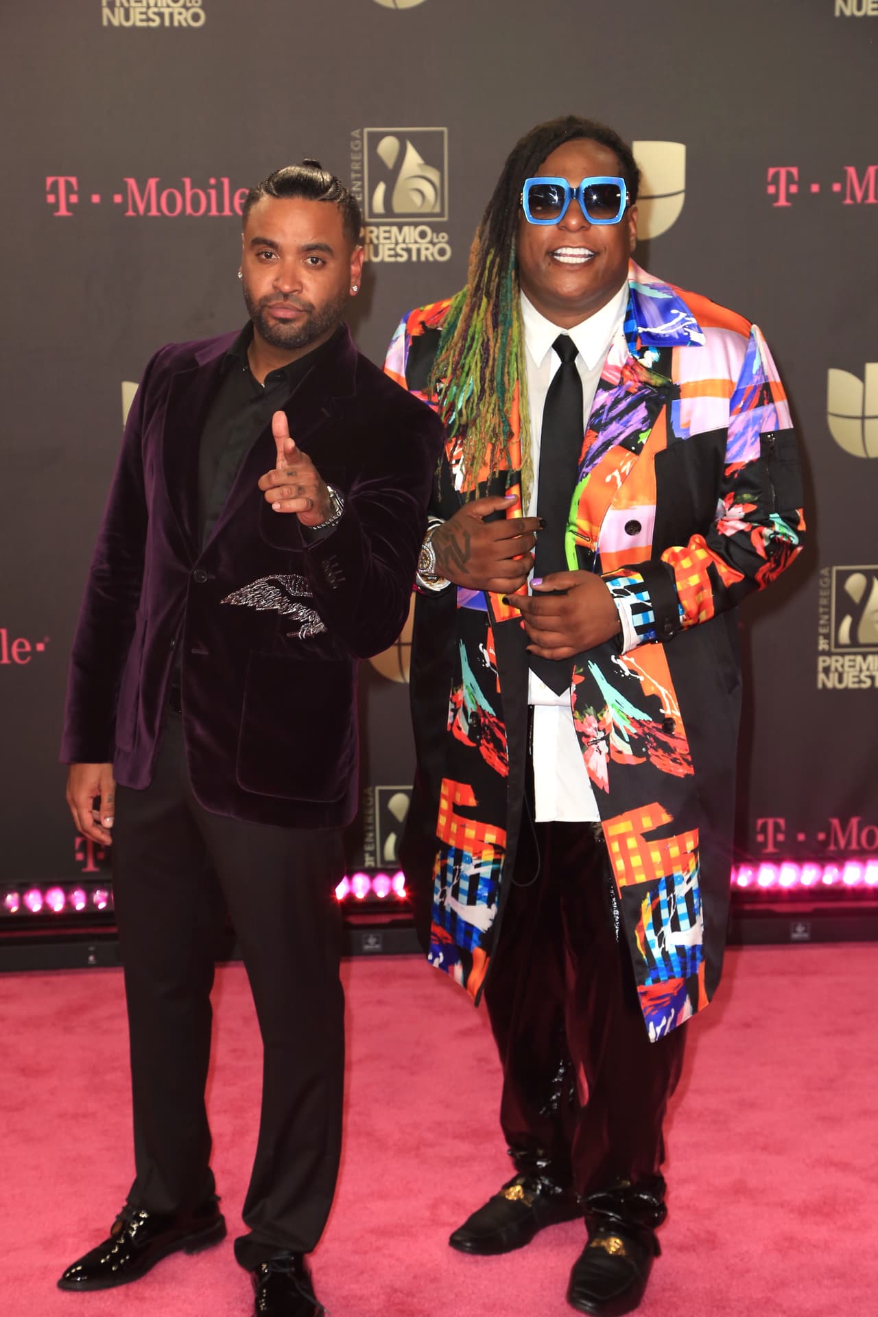 Lennox posó junto a Zion con un llamativo atuendo en el que destaca el estampado en tonos flourescentes, pantalón en vinipiel y extravagantes gafas de sol.