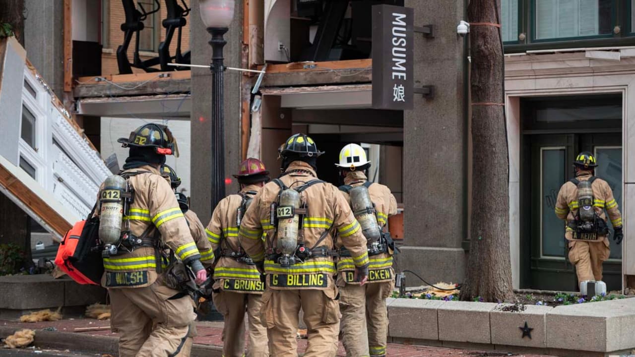 Bomberos de Fort Worth, en Texas, entran al Hotel Sandman Signature tras una fuerte explosión el lunes 8 de enero del 2024.