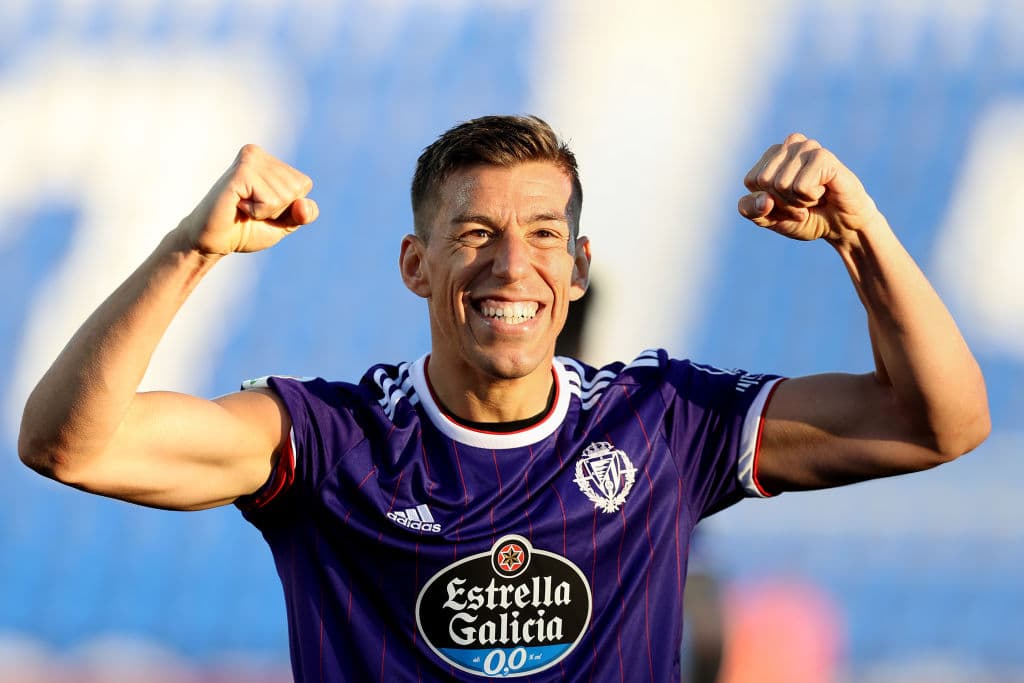 Luego de una gran triangulación por parte de los jugadores del Valladolid, Ruben Alcaraz es el encargado de empujar el balón y poner el 0-2.