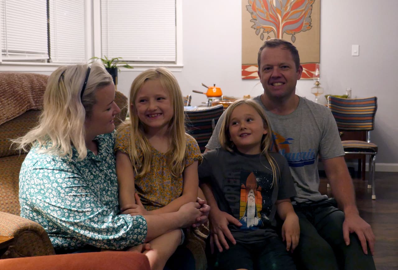 Rebekah Bryant está muy molesta porque el gobernador de Texas emitió una directiva por la cual podrían investigarla si deciden que su hija Sunny, quien actualmente tiene 8 años y es transgénero, necesita un tratamiento hormonal cuando llegue a la adolescencia.