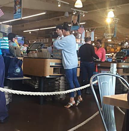 También los retrataron haciendo compras para su viaje en una pequeña tienda naturista.