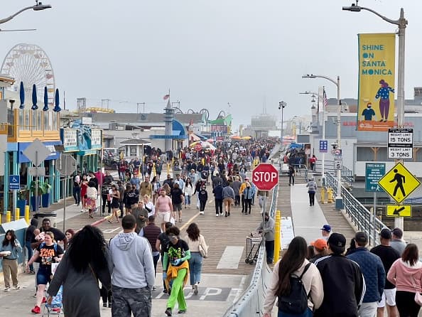 La ciudad de
<a href="https://www.univision.com/local/los-angeles-kmex/arrestan-a-pareja-senalada-de-robo-a-mano-armada-en-santa-monica-video" target="_blank">Santa Mónica</a> recibe anualmente millones de visitantes. Sin embargo, un nuevo reporte de seguridad de Safewise, califica al destino turístico entre las ciudades menos seguras de California.