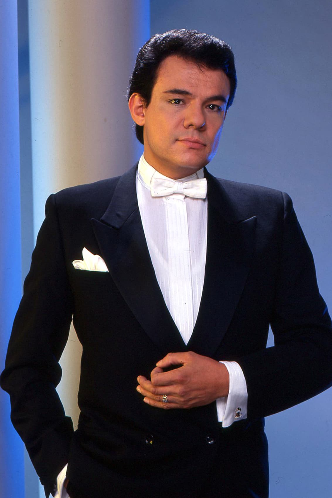 La actriz asistió al homenaje que se le realizó al fallecido cantante en el Palacio de Bellas Artes de la Ciudad de México y fue ahí donde confesó que su hijo, de 15 años de edad, siempre canta sus canciones porque le gusta el romanticismo.