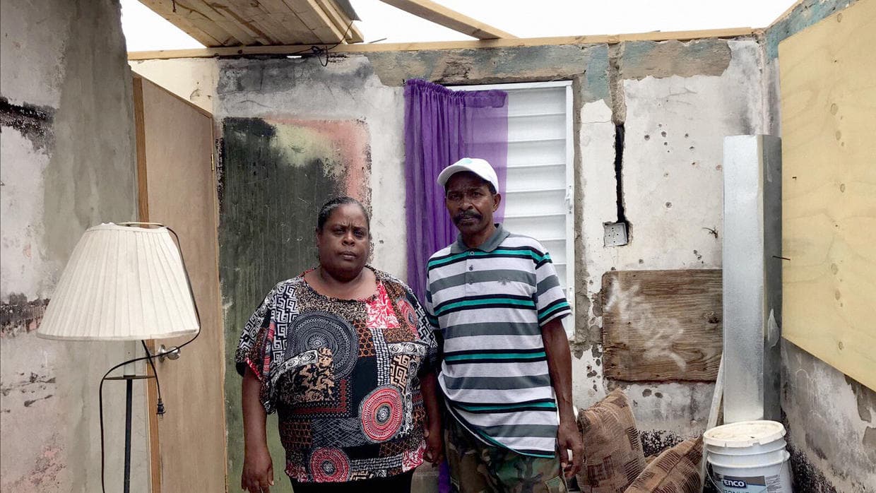 Perdieron la casa con el huracán Irma y ahora intentan salvar lo que les queda del embate de María