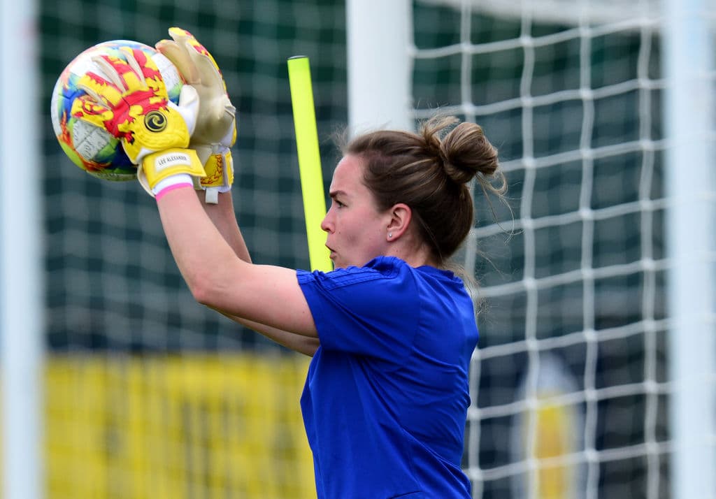 La Selección femenil de Escocia cerró su preparación para participar en su primera aventura en una Copa Mundial Femenina cuando el domingo próximo hagan su presentación en una competencia de esta envergadura ante, ni más ni menos que, Inglaterra, una nación con una gran rivalidad en el campo de fútbol sin importar la rama o la categoría. En medio de la última práctica antes de viajar a Francia algunas jugadoras participaron en una interesante sesión fotográfica.