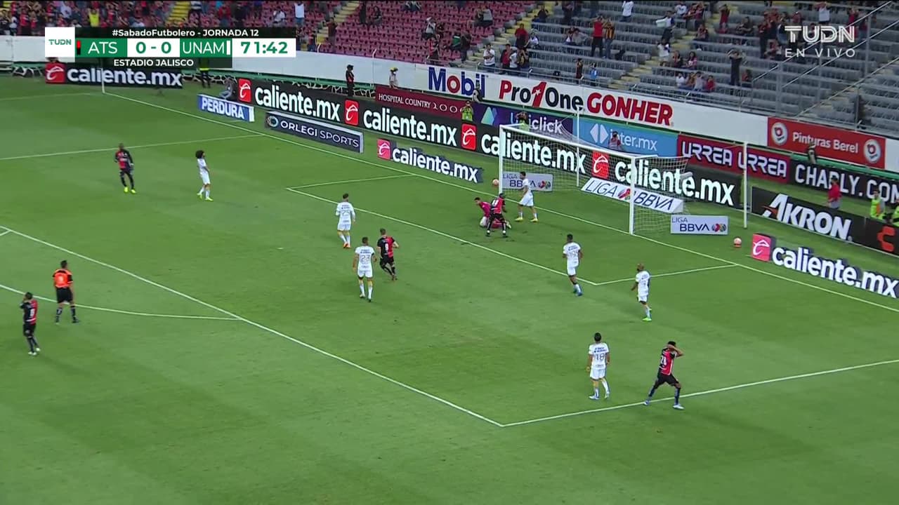 ¡TIRO ATAJADO! disparo por Julián Quiñones.