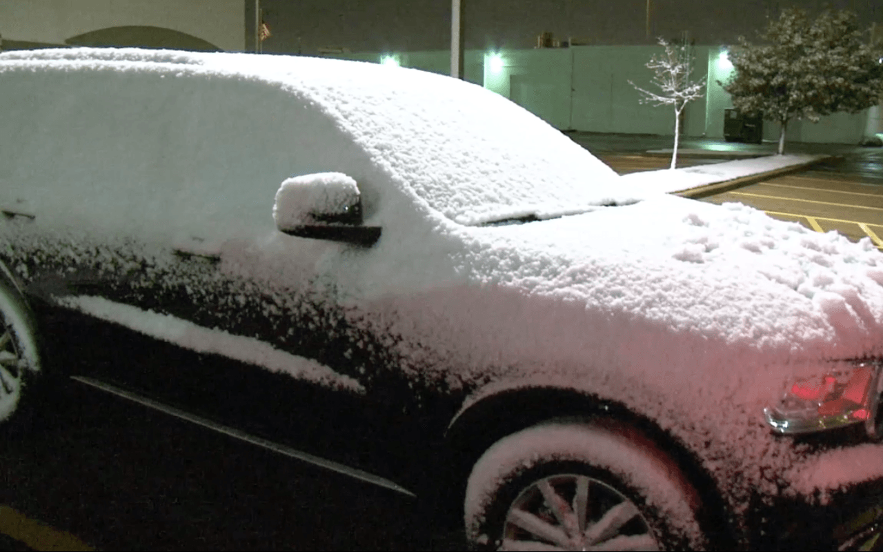 Los autos también dan cuenta de la cantidad de nieve que cayó en la región. ¡No fue mucha, pero suficiente para retrasar al conductor que tuvo que limpiarla antes de emprender su ruta!
<br>