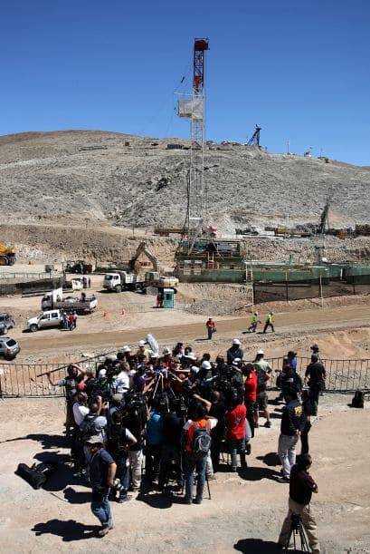 "Hemos llegado con mucho cuidado a un taller aledaño donde está el refugio de los obreros, y ahora deberemos cambiar los martillos de los taladros con el que se realizará la perforación definitiva de 28 pulgadas (unos 65 centímetros), por donde se retirará a los mineros", señaló.