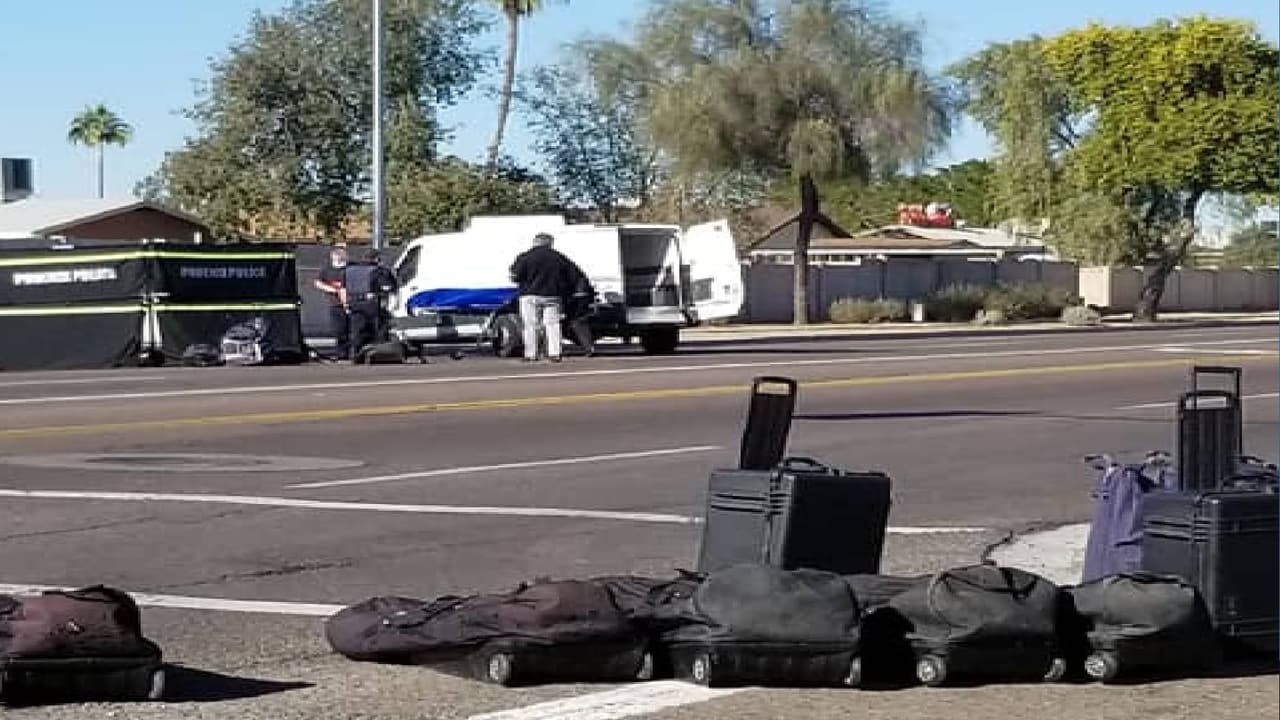 Monique Cardiel quien no tiene auto, caminó sobre la calle principal para buscar a su hijo, ya que no llegaba a casa. Ante las cámaras de Univision, la madre dijo que vio las patrullas y corrió, después de 45 minutos le confirmaron que era su hijo en la escena. 
<br>