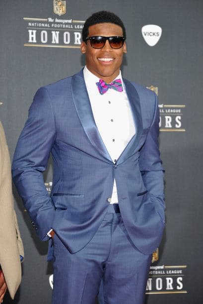 Cam Newton Mide: 6 pies 5 pulgadas (1.96 m) Más videos de Chismes aquí.