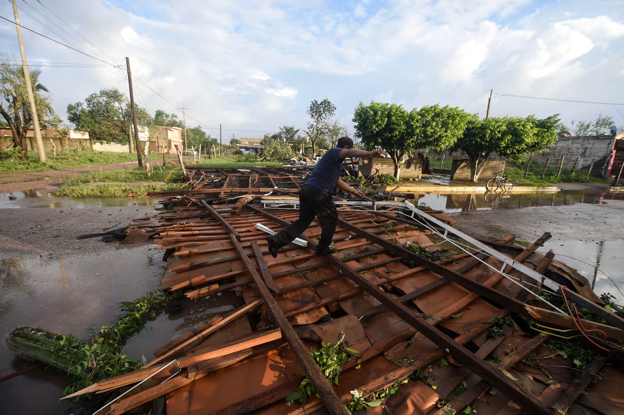 Aunque el sistema se ha debilitado rápidamente podría dejar lluvias intensas en partes de los estados de Jalisco, Nayarit y Sinaloa, donde podrían registrarse inundaciones repentinas y deslaves.