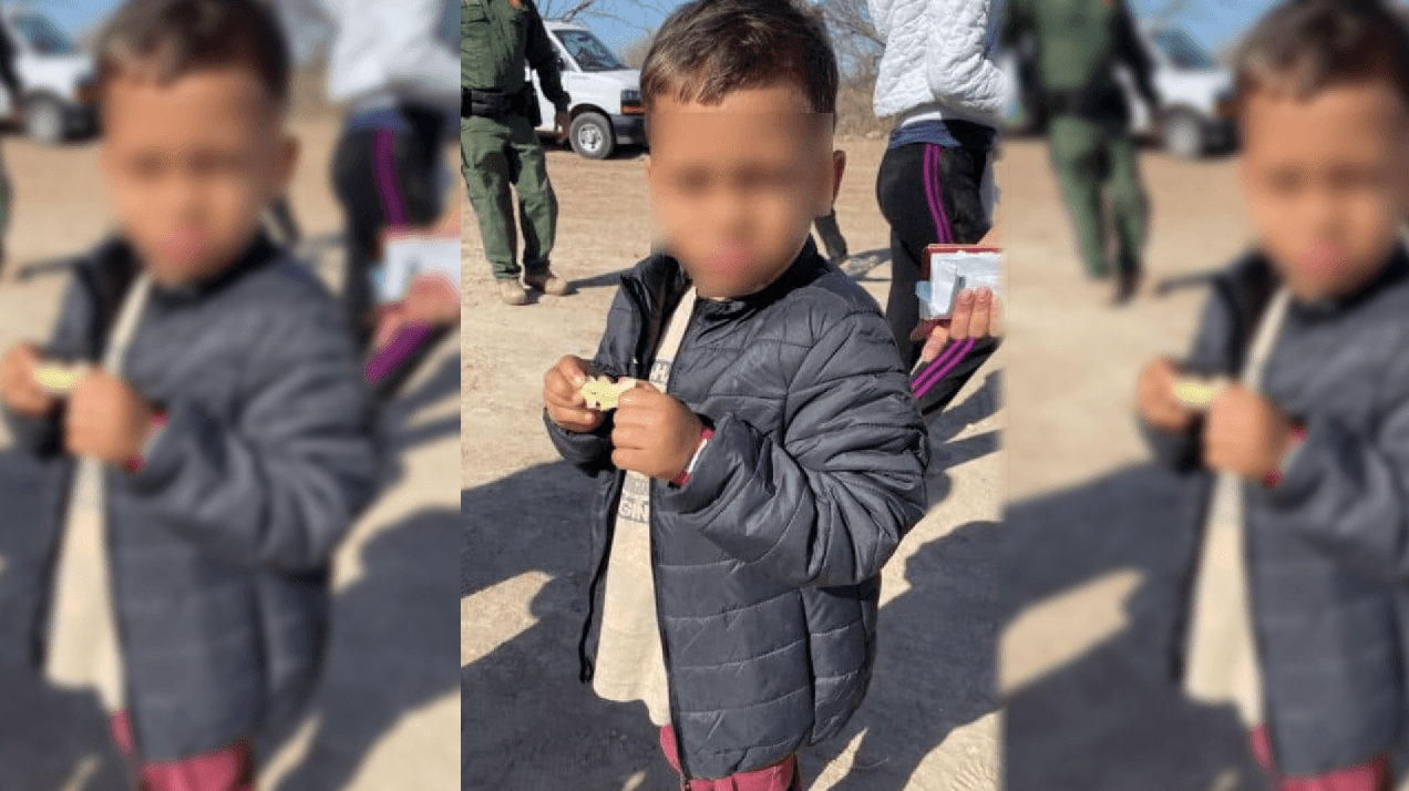 Niño de 5 años aguantó su acta de nacimiento mientras cruzaba la frontera solo 