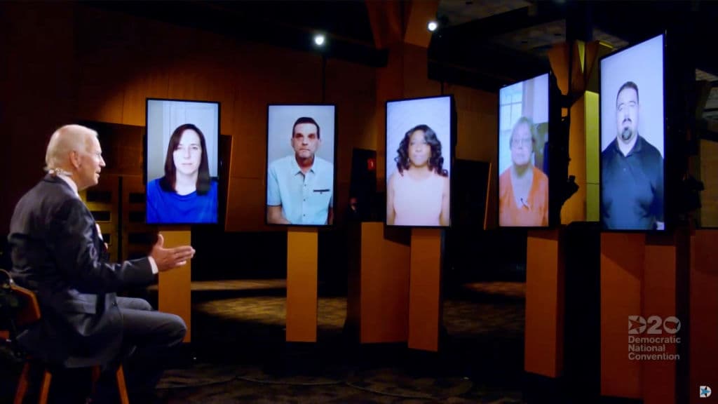 Joe Biden, nominado a la presidencia por el Partido Demócrata, dialoga con Laura Packard, Jeff Jeans, la doctora Angie Taylor, Julie Buckholt y Steve Gómez y su hijo Gilbert, de izquierda a derecha, durante la convención.