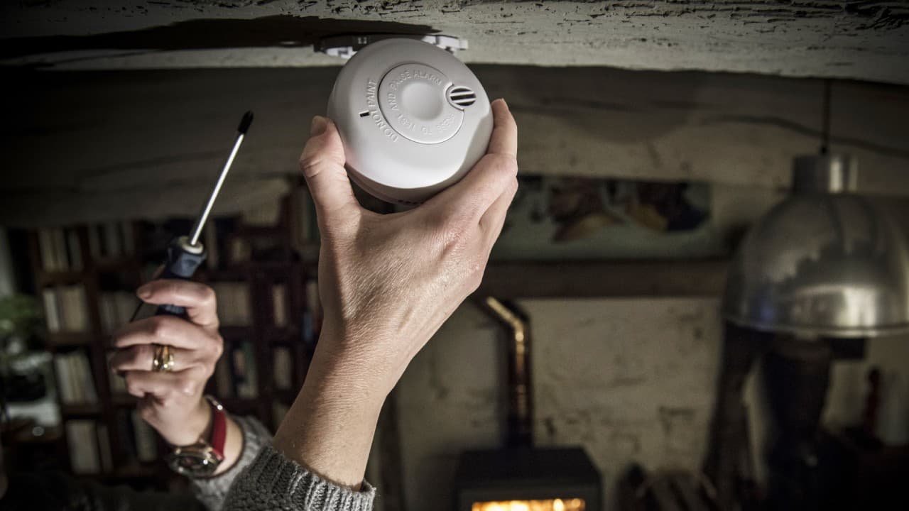 ¿Revisaste las alarmas de humo al cambiar tus relojes para el horario de verano?