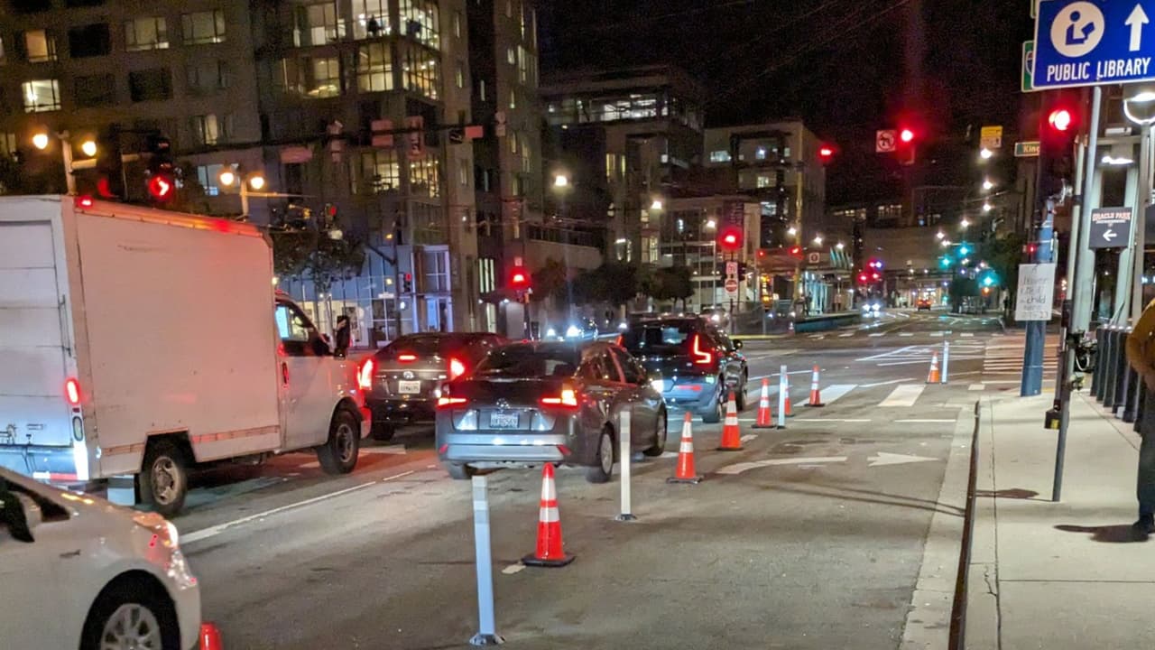 Activistas instalan barreras de seguridad en calles donde murió niña de 4 años en atropellamiento