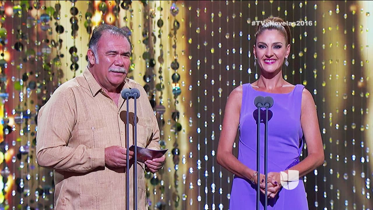 Jesús Ochoa y Chantel Andere entregaron el premio a la 'Mejor Villana' del año.