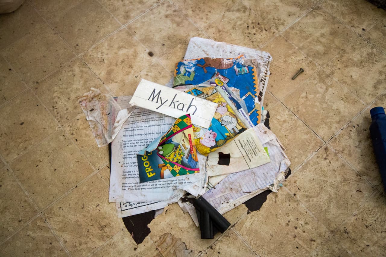 Una etiqueta con el nombre de Mykah, el único hijo de Anthony y Kayla Campbell, marca lo que quedó de los útiles escolares del pequeño.