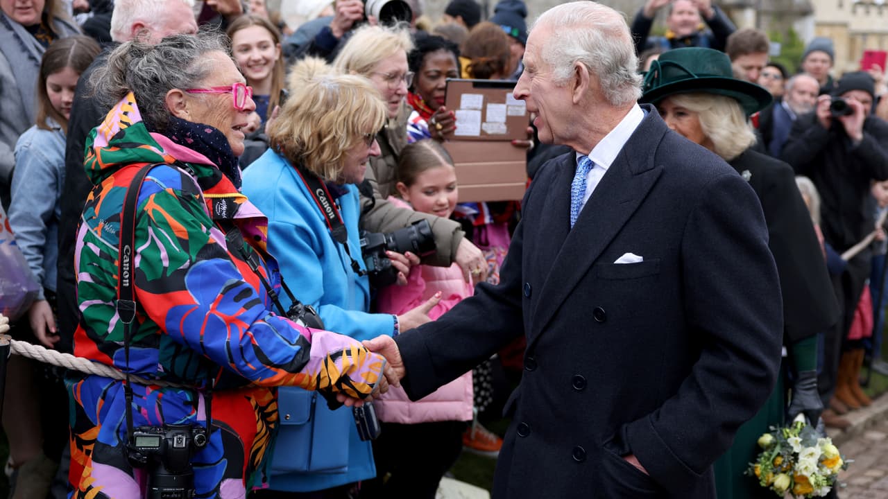 El rey saludó a algunas de las personas que lo esperaban para la misa de Pascua.