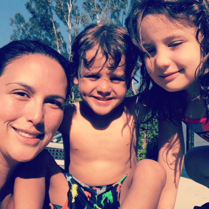 Angélica siempre limpia su lugar de trabajo para evitar contagiar a sus hijos, 
<b><a href="https://www.univision.com/famosos/de-esta-manera-los-hijos-de-angelica-vale-defendieron-sus-snacks-mientras-estaban-en-la-alberca-video" target="_blank">Angelica y Daniel Nicolás</a></b>: “Desinfecto todo mi escritorio mi micrófono y me regreso a mi casa ya que estoy con mi hijos de maestra, porque me toca enseñarles todo lo que no pueden aprender y las tareas”.
<br>