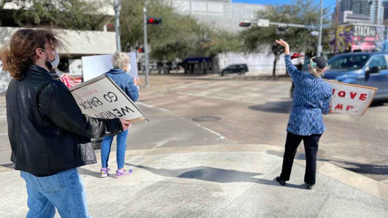 “Que la policía básicamente no hizo nada, hasta se fraternizaron con los trumpistas, los fascistas, para mi era el arma militar básicamente los trumpistas no, otra vez ven el intento de un golpe y no hicieron nada hasta les dieron el pase, se tomaron selfies con los trumpistas”, expresó Folko Miller, uno de los manifestantes.