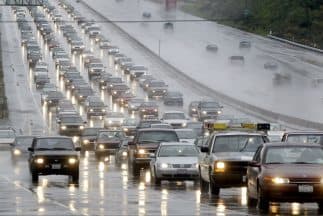 <h3 class="cms-H3-H3">¿Cómo prevenir el hidroplaneo?</h3>
<br>
<br>Los expertos señalan que el hidroplaneo tiene más posibilidades de ocurrir a velocidades superiores a las 35 millas por hora. La recomendación es bajar la velocidad tan pronto como las primeras gotas de lluvia comiencen a caer sobre el parabrisas de tu vehículo.
<br>