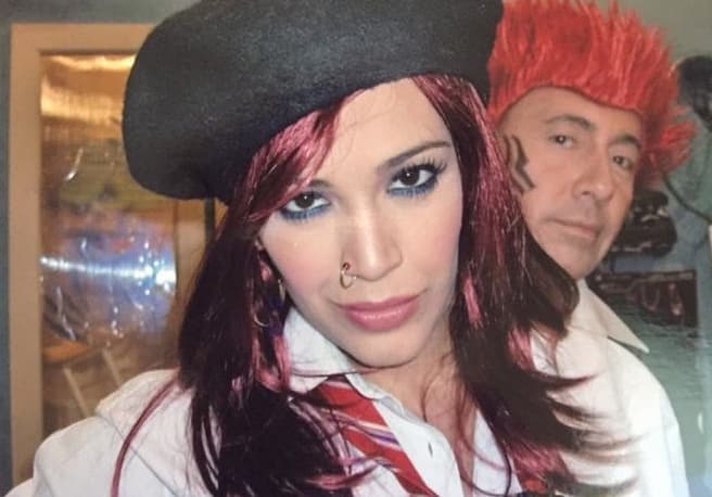 No, no es una pirata, algunos años atrás Karla Martínez se transformó junto a su amigo Fernando Arau en una chica Rebelde.