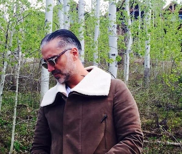 'Reforma' también señala que él y la mujer permanecieron dos horas en el hospital. Además, se publica que ahora el cantante ha acoplado su casa a manera de hospital para poder atenderse del percance.