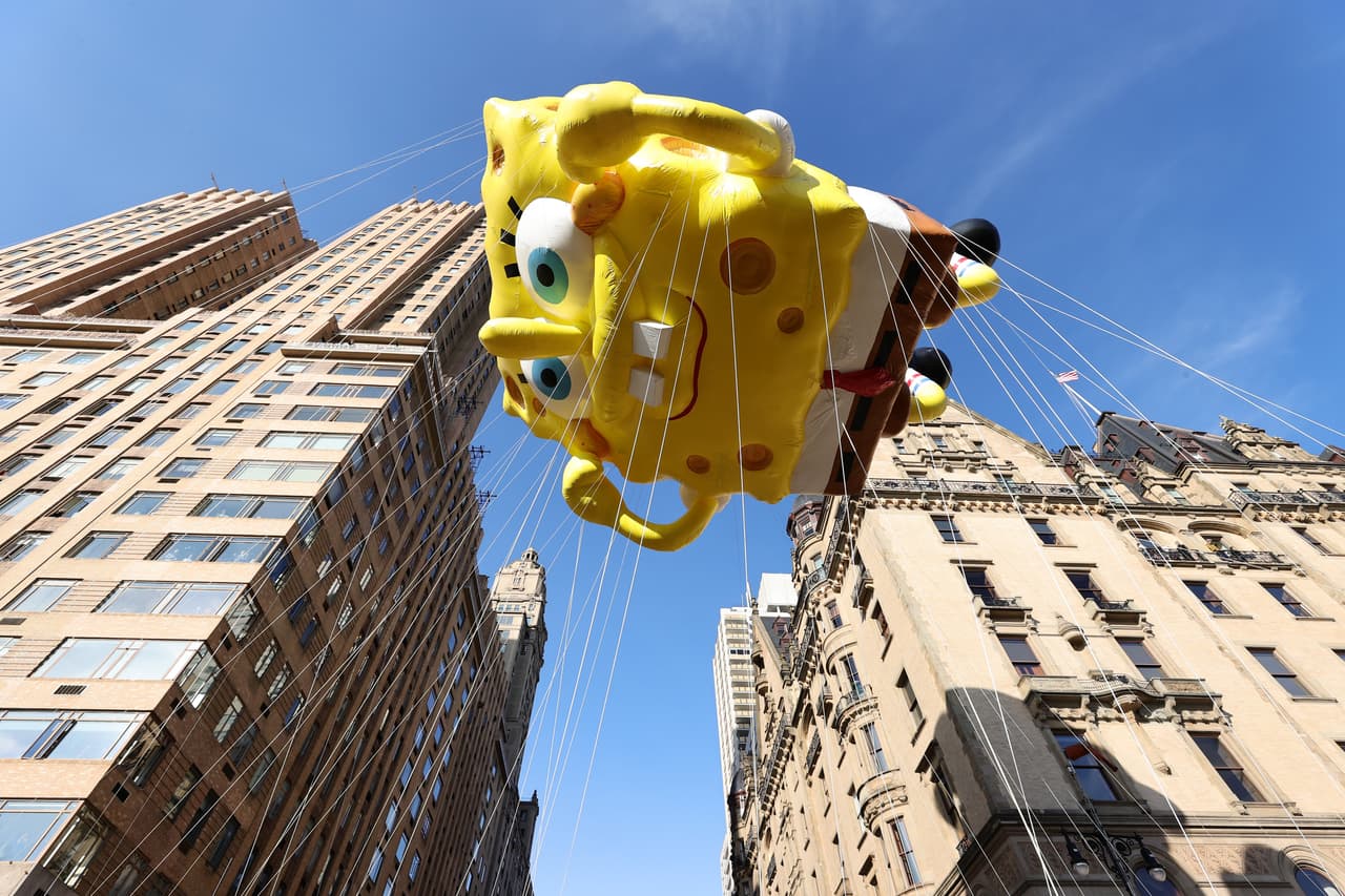 Entre los globos de estreno también se encuentran los personajes de Pokémon Pikachu y Eevee en un trineo (Pikachu ya ha aparecido antes, en otra forma).